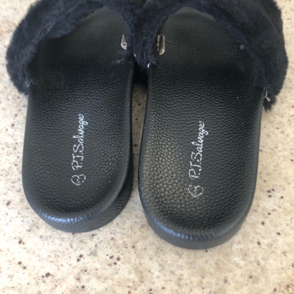 PJ Salvage Skull Faux Fur Slipper Slides Black W/ White Skulls - Picture 6 of 9